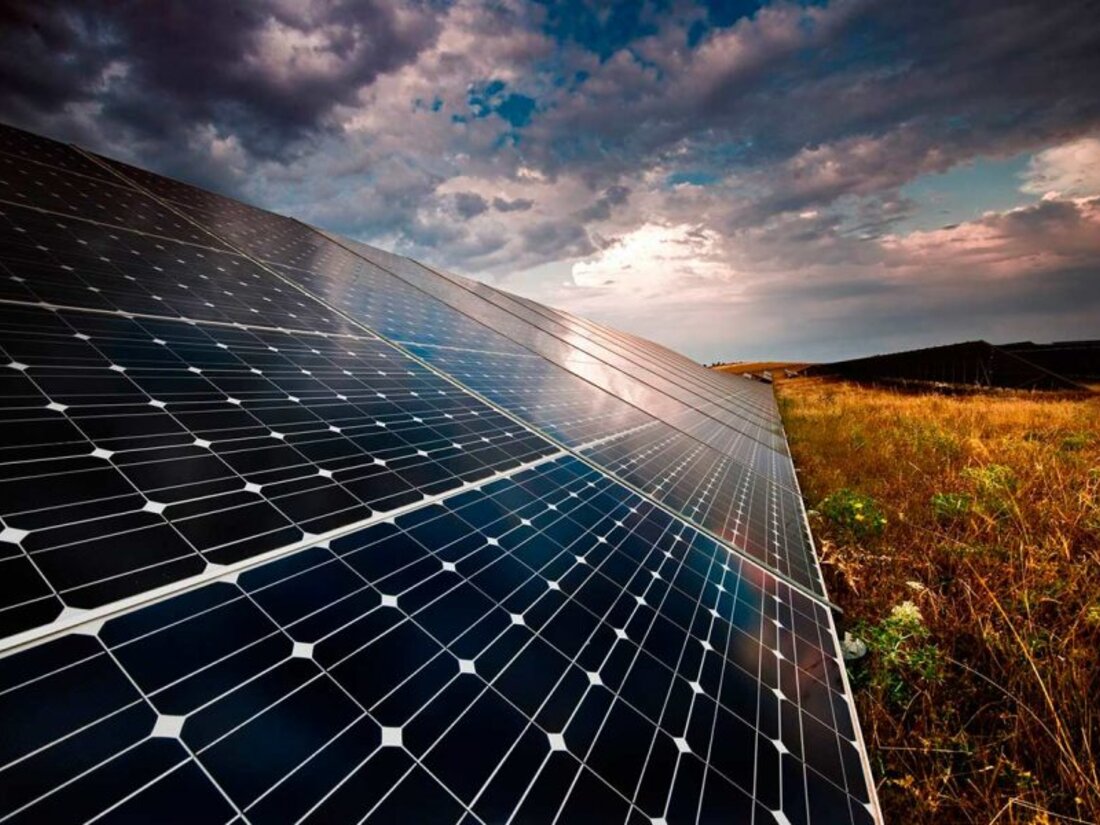 Paneles solares fotovoltaicos instalados bajo un cielo abierto
